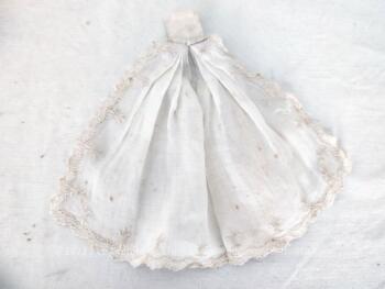 Voici un ancien petit col jabot bordé par un jour et de fines broderies formant une dentelle toute en vague. Réalisé à la main et pièce unique.