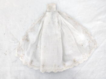 Voici un ancien petit col jabot bordé par un jour et de fines broderies formant une dentelle toute en vague. Réalisé à la main et pièce unique.