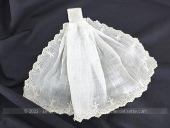 Voici un ancien petit col jabot bordé par un jour et de fines broderies formant une dentelle toute en vague. Réalisé à la main et pièce unique.