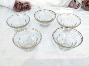 Datant des années 50/60, voici cinq verres avec liseré doré et pied à facettes avec forme corolle pour utilisation variée.