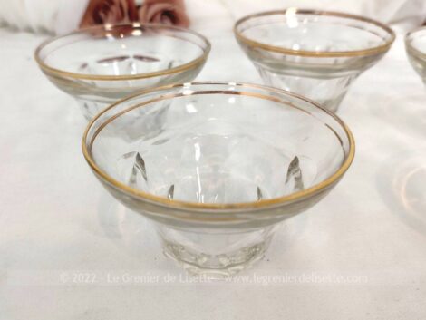 Datant des années 50/60, voici cinq verres avec liseré doré et pied à facettes avec forme corolle pour utilisation variée.
