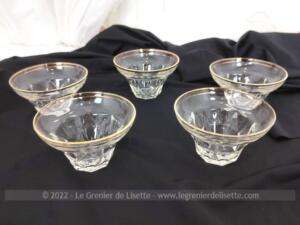 Cinq verres ou coupe champagne forme corolle à facettes liseré doré