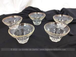 Cinq verres forme corolle à facettes liseré doré