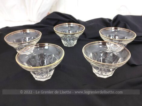 Datant des années 50/60, voici cinq verres avec liseré doré et pied à facettes avec forme corolle pour utilisation variée.