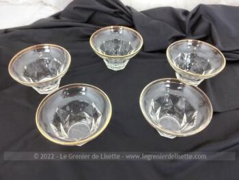 Datant des années 50/60, voici cinq verres avec liseré doré et pied à facettes avec forme corolle pour utilisation variée.