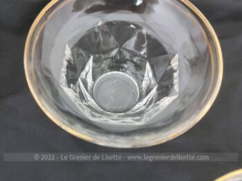 Datant des années 50/60, voici cinq verres avec liseré doré et pied à facettes avec forme corolle pour utilisation variée.