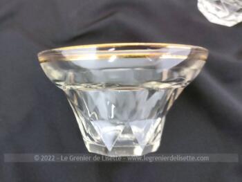 Datant des années 50/60, voici cinq verres avec liseré doré et pied à facettes avec forme corolle pour utilisation variée.