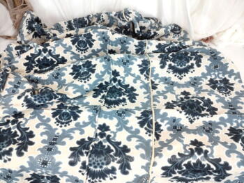 Voici un coupon couvre lit de 135 x 175 + 35 cm sur les 2 cotés, en tissus ameublement aux arabesques bleues, pour des créations tendance shabby.