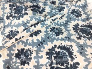 Coupon couvre lit tissus ameublement arabesques bleues