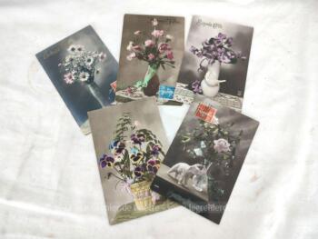 Voici cinq anciennes cartes postales datant de 1912 à 1925 et représentant des dessins de bouquet fleurs dans des vases sur fond sépia.