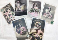 Voici six cartes postales anciennes colorisées de portraits de fillettes sur papier glacé avec timbres et cachet poste, datant de 1908 à 1939.