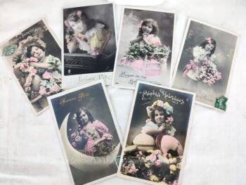 Voici six cartes postales anciennes colorisées de portraits de fillettes sur papier glacé avec timbres et cachet poste, datant de 1908 à 1939.