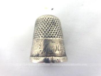 Ancien dé à coudre en argent avec des vestiges de monogrammeset de gravures, presque effacés par le temps passé. Superbe et authentique.
