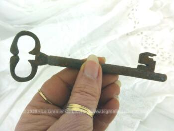 Avec une superbe patine remplie d'authenticité, voici une ancienne et belle clé de manoir de 13 cm de long avec anneau original et paneton en forme de S.