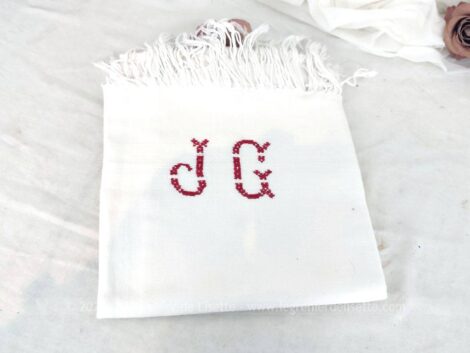 Sur 67 x 97 cm + franges , voici une ancienne grande serviette en coton blanc damassé avec les initiales JG brodées en rouge en haut.