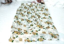 Que de charme dans la coupe de cette jupe fait main en belle soie taille 42. A porter sans problème ou tissus à récupérer pour des créations uniques.