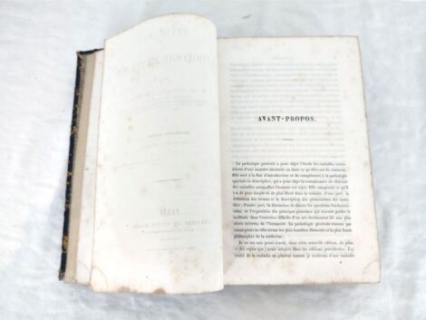 Datant de 1856, voici un livre ancien "Pathologie Générale" du Professeur Chomel sur 690 pages qui parle des maladies considérées de façon abstraite et dans ce qu'elles offrent de commun. Très intéressant!