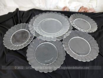 Voici un assortiment d'assiettes en verre translucide, 4 dessert, 1 plate, 1 saladier des années 60 de la marque Lesieur, en forme de fleur en verre Duralex.