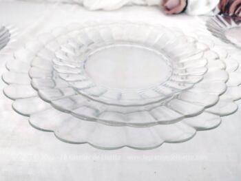 Voici un assortiment d'assiettes en verre translucide, 4 dessert, 1 plate, 1 saladier des années 60 de la marque Lesieur, en forme de fleur en verre Duralex.