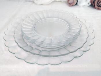 Voici un assortiment d'assiettes en verre translucide, 4 dessert, 1 plate, 1 saladier des années 60 de la marque Lesieur, en forme de fleur en verre Duralex.