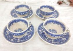 Voici un lot superbe de 4 anciennes tasses et sous tasses bleues usées avec de petits éclats mais avec encore tout le charme de la porcelaine Villeroy et Boch, Burgenland Saar.