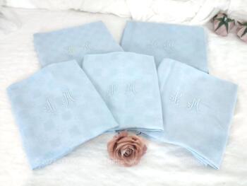 Voici cinq anciennes serviettes damassé teintées en bleu pastel et brodées des monogrammes CM. Pièces uniques .