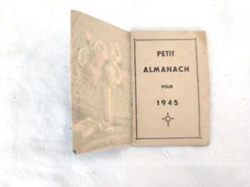 Ancien mini almanach de 1945 sur 16 pages, cadeau publicitaire de la Pharmacie Principale Lavergne à Thiers, avec en couverture le dessin d'un bouquet de fleurs sur fond bleu ciel.