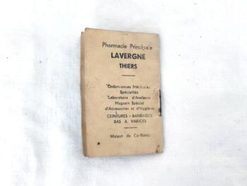 Ancien mini almanach de 1945 sur 16 pages, cadeau publicitaire de la Pharmacie Principale Lavergne à Thiers, avec en couverture le dessin d'un bouquet de fleurs sur fond bleu ciel.