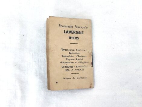 Ancien mini almanach de 1945 sur 16 pages, cadeau publicitaire de la Pharmacie Principale Lavergne à Thiers, avec en couverture le dessin d'un bouquet de fleurs sur fond bleu ciel.