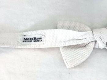 Vintage comme on aime, voici un noeud papillon vintage en piqué de coton blanc de la marque anglaise "Moss Bros - Covent Garden"