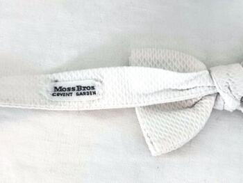Vintage comme on aime, voici un noeud papillon vintage en piqué de coton blanc de la marque anglaise 