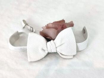 Vintage comme on aime, voici un noeud papillon vintage en piqué de coton blanc de la marque anglaise 