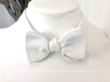 Vintage comme on aime, voici un noeud papillon vintage en piqué de coton blanc de la marque anglaise 