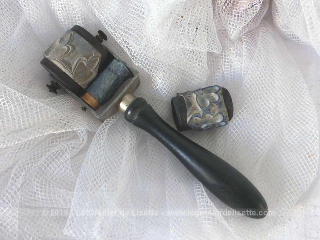 Voici un ancien petit rouleau festonneur de 15 cm de long et ses tampons représentant des guirlandes de fleurs ou de feuilles.