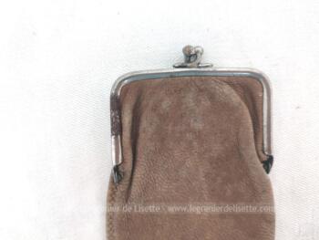 Voici un ancien petit étui en cuir fauve façon porte monnaie qui tient dans la main avec ses mesures de 5 x 10 x 0.3 cm, Vintage !
