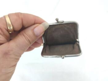 Voici un ancien petit étui en cuir fauve façon porte monnaie qui tient dans la main avec ses mesures de 5 x 10 x 0.3 cm, Vintage !