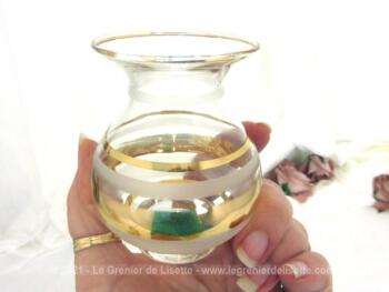 Voici un petit carafon ou petit vase de 8.5 cm de haut sur 7 cm de diamètre, en verre blanc et dépoli par endroit, portant des décors dorés peints à la main.