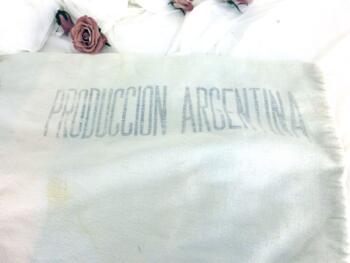 Voici un sac ancien en toile de coton couleur blanc cassé avec l'inscription "Produccion Argentina", parfait pour une décoration ambiance shabby.