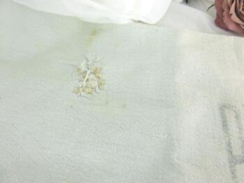 Voici un sac ancien en toile de coton couleur blanc cassé avec l'inscription 