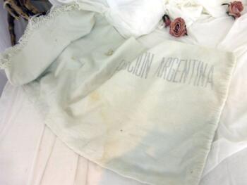 Voici un sac ancien en toile de coton couleur blanc cassé avec l'inscription "Produccion Argentina", parfait pour une décoration ambiance shabby.