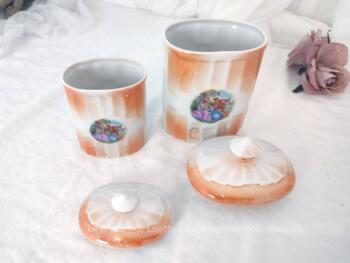 Voici un lot original tous avec couvercle et de taille décroissante de 3 pichets et de 2 pots assortis sur fond dégradé orange et décor écusson style Watteau.