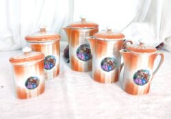Voici un lot original tous avec couvercle et de taille décroissante de 3 pichets et de 2 pots assortis sur fond dégradé orange et décor écusson style Watteau.