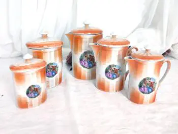 Voici un lot original tous avec couvercle et de taille décroissante de 3 pichets et de 2 pots assortis sur fond dégradé orange et décor écusson style Watteau.