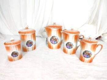 Voici un lot original tous avec couvercle et de taille décroissante de 3 pichets et de 2 pots assortis sur fond dégradé orange et décor écusson style Watteau.