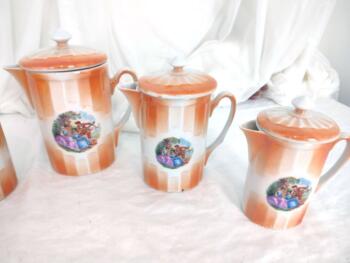 Voici un lot original tous avec couvercle et de taille décroissante de 3 pichets et de 2 pots assortis sur fond dégradé orange et décor écusson style Watteau.