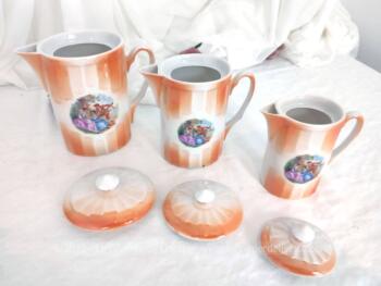 Voici un lot original tous avec couvercle et de taille décroissante de 3 pichets et de 2 pots assortis sur fond dégradé orange et décor écusson style Watteau.