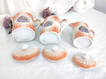 Voici un lot original tous avec couvercle et de taille décroissante de 3 pichets et de 2 pots assortis sur fond dégradé orange et décor écusson style Watteau.