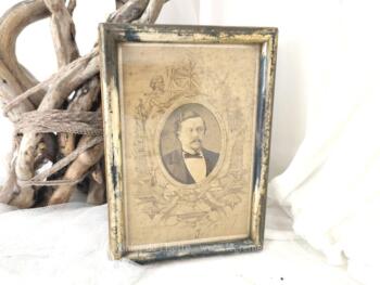 Sur 24.5 x 17 x 1.3 cm, voici un cadre à la patine dorée usée avec à l'intérieur la photo du portrait en 1877 du Président de la République Armand Fallières avec sa signature.