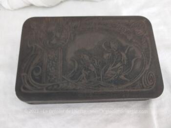 Sur 20 x 12.5 x 3 cm, ancienne boite en métal patiné par le temps avec un superbe couvercle ouvragé et à l'intérieur les vestiges de 2 liens en rubans .