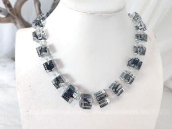 Original ras de cou en perles de verre carrées en taille croissante et décorées à l'intérieur de filaments noirs, entremêlées entre elles par de très petites perles à facettes.